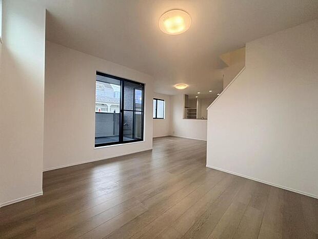 ソファーやダイニングテーブルを置いてもゆとりのある広々リビングです。ご家族みなさんで寛げる空間をぜひ現地で体感してみてください。