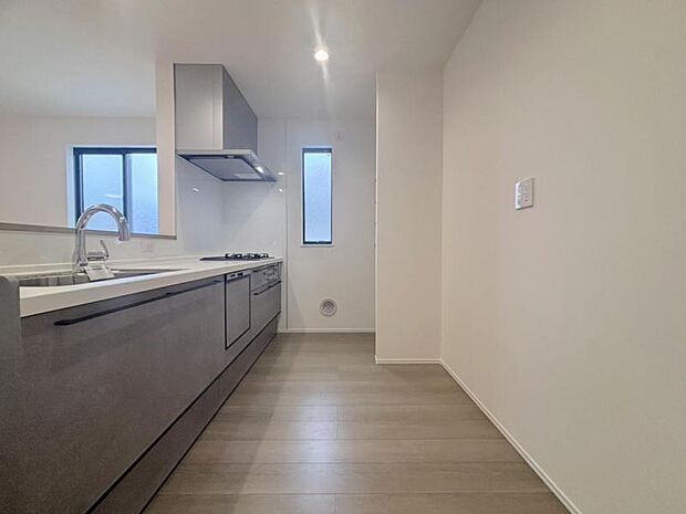 広々としたキッチンスペース。食洗機と浄水器が付き、収納力のあるキッチンは料理が捗ります。