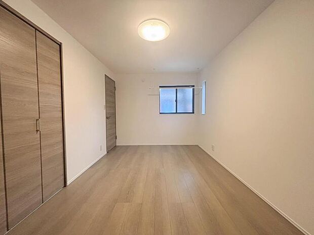 日々の疲れを癒してくれる主寝室。自由度が高いので家具のレイアウトでお好みの空間を創りだせます。