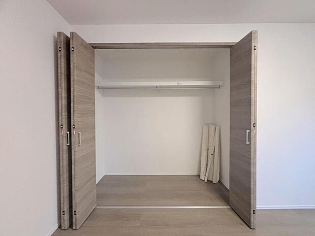 クローゼットには棚やハンガーパイプが付いており、スーツや上着などがスッキリ収納可能です。