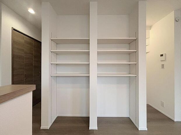 空間を効率的に利用し可動棚の収納スペースを設置。多目的にお使いいただける便利な空間です。