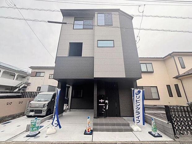 主張し過ぎないシャープなフォルムで佇む邸宅は、完成形の姿を見せてくれます。