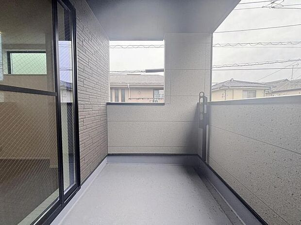 開放感のあるインナーバルコニー。気持ち良い晴天の日は、まったりしたひと時をお過ごし下さいませ。