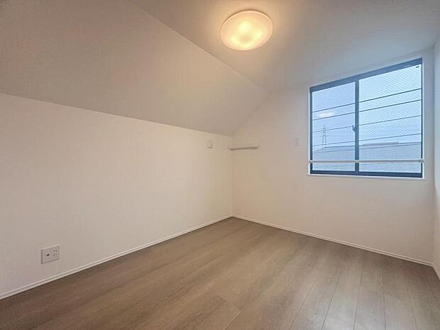 家族個々の安らぎの空間。誰もが好みで飾れるシンプルな室内に仕上げてあります。