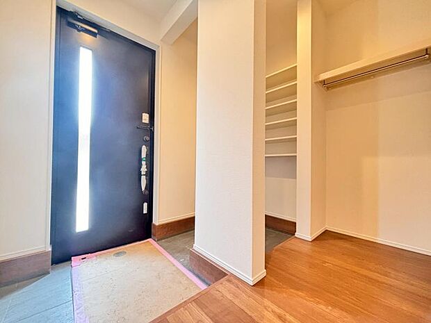 清潔感のある空間を保てるよう、収納スペースを広く設けていますので、玄関をスッキリ綺麗な空間に纏めます。