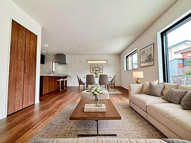 リビング(配置してある家具はCGによるイメージです)ゆったり20帖の広々リビング。明るさと風が入る窓配置が安らげる空間を演出します。