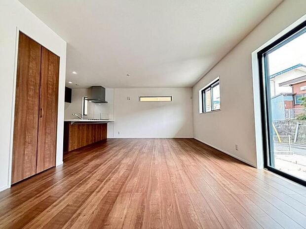 ゆったり20帖の広々リビング。明るさと風が入る窓配置が安らげる空間を演出します。