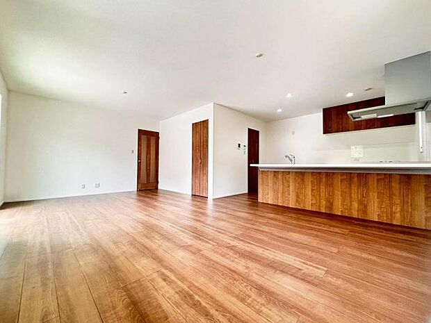 ソファーやダイニングテーブルを置いてもゆとりのある広々リビングです。ご家族みなさんで寛げる空間をぜひ現地で体感してみてください。