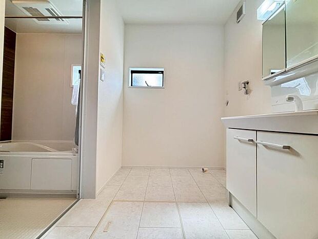 清潔感と機能性を備え、一日の始まりと終わりを心地よく演出してくれるパウダールームです。