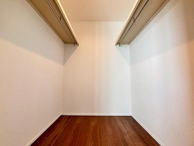 たくさんの洋服をかけることができる収納力と取り出しやすさが魅力のWIC。スーツケース、ストック品など何でも収納できる嬉しい空間です。