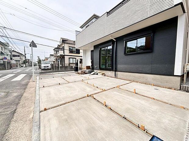 ご両親や友人・知人が訪ねてきても大丈夫。駐車スペース3台分（車種による）を確保してあります。