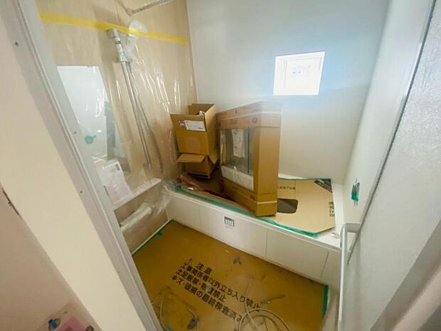 小窓がある浴室。凹凸が少ない汚れの付きづらくお掃除が楽な仕様となっており、浴室乾燥機も付いているので雨の日の洗濯も可能です。(2026年4月撮影)