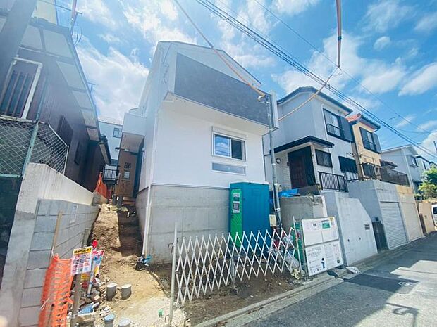 建物につながる駐車スペース。重いものの、荷物の出し入れも安心です。(2026年4月撮影)