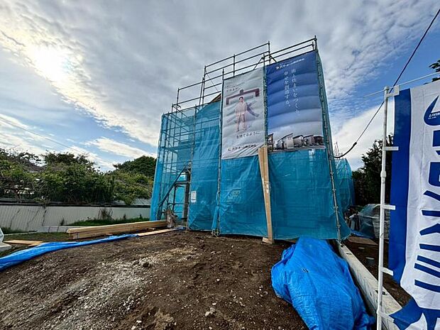爽やかな青空の下に贅沢なほどに降り注ぐ陽光、豊かな居住性とクオリティが見事に調和した住空間は、住まうことの喜びを感じさせてくれます。(2026年5月撮影)