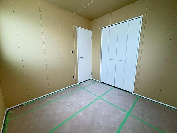 住まう方自身でカスタマイズして頂けるように「シンプル」にデザインされた室内。自由度が高いので家具やレイアウトでお好みの空間を創り上げられます。(2026年5月撮影)