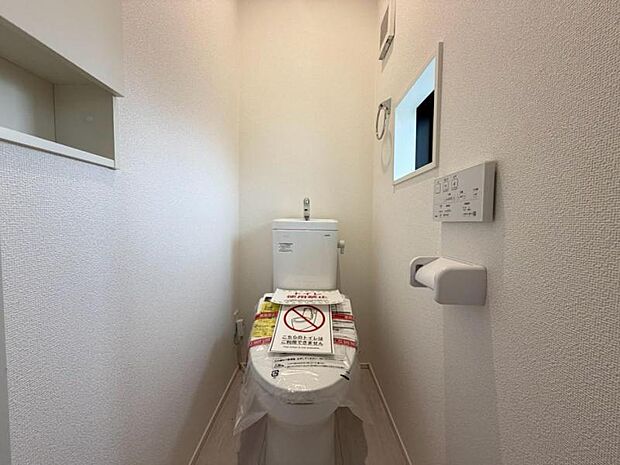 清潔感溢れるトイレ。落ち着いた空間で安らぎのひとときをお過ごしいただけます。