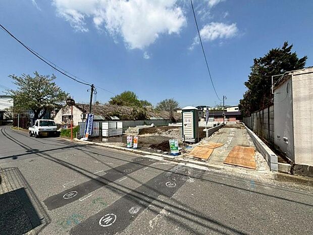 前面道路です。毎日のお車の出し入れもストレスなく行えます。（2026年4月撮影）