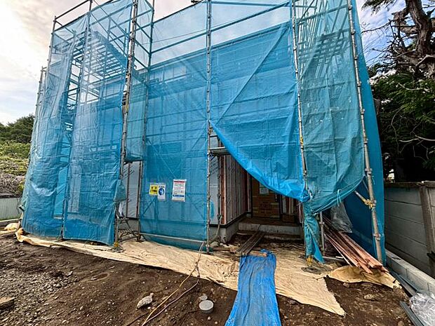 街に溶けこみ美しい景観を生み出すこの邸宅は、採光や風通しまで考え抜いて造りあげました。（2026年5月撮影）