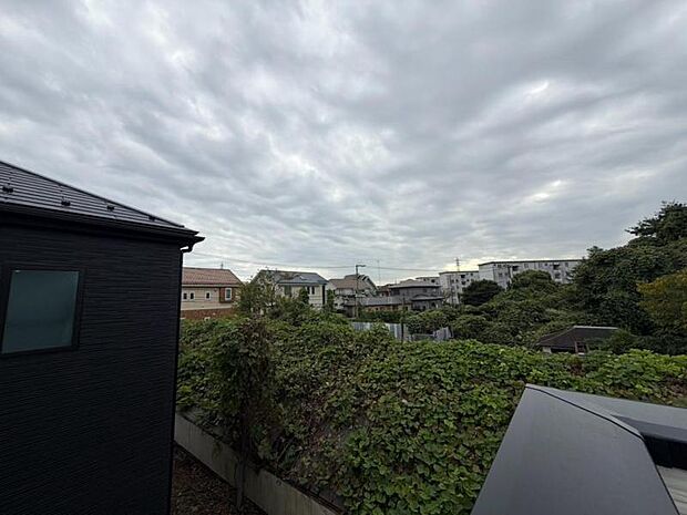 バルコニーからの眺望。季節による景色の変化を日常の生活と共に感じられます。