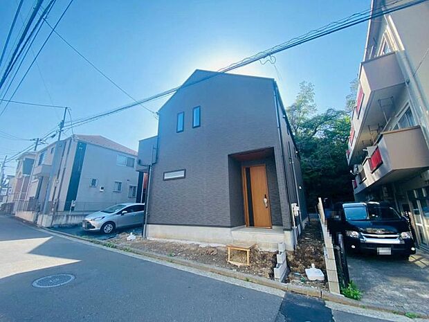 素材の持つ独特な存在感により「永く住み続ける住まい」にふさわしい住宅が完成しました。（2026年4月撮影）