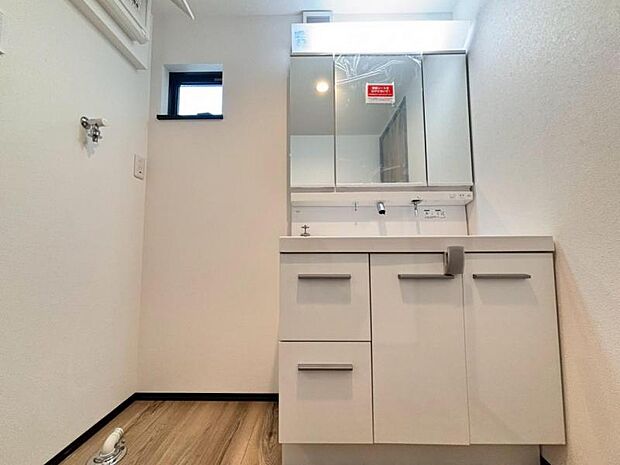三面鏡の付いた洗面化粧台は、鏡面裏側にも機能的な収納を配置。普段使いの洗面小物やスキンケア用品などが衛生的に保管できます。