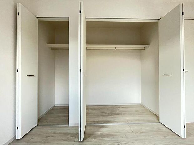 居室には壁一面のクローゼットが設置されており、衣類をたくさんお持ちの方には嬉しい空間です。
