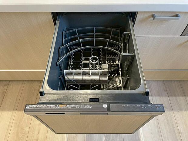 食器洗浄乾燥機を標準装備。作動中は他の家事を並行して進めることができ、家事の時短と負担軽減につながります。高温、高圧水流で洗浄するため、除菌・消臭効果が期待でき、衛生面での安心感が高まります。また、手