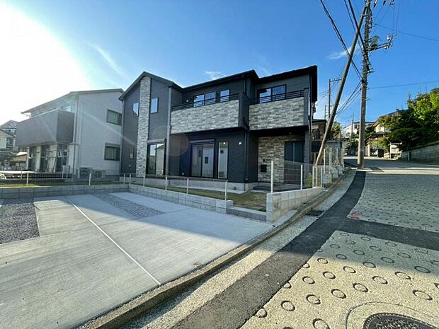 陽光に映し出される外壁が美しい。暮らす家族を、訪ねてくる友人知人を楽しませてくれる外観です。