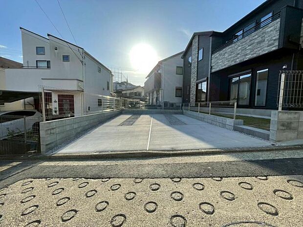 ご両親や友人・知人が訪ねてきても大丈夫。駐車スペース2台分を確保してあります。