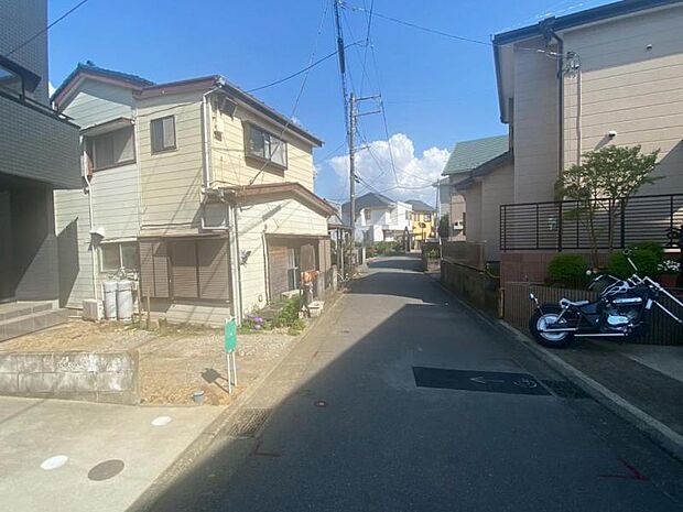 前面道路は約4ｍございます。毎日のお車の出し入れもストレスなく行えます。（2026年4月撮影）