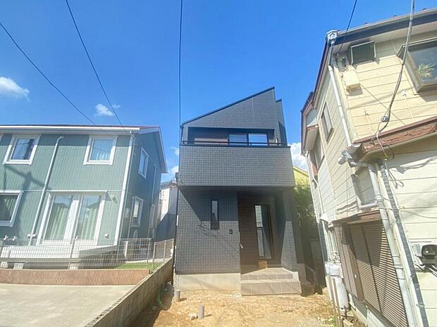 素材の持つ独特な存在感により「永く住み続ける住まい」にふさわしい住宅が完成しました。（2026年4月撮影）
