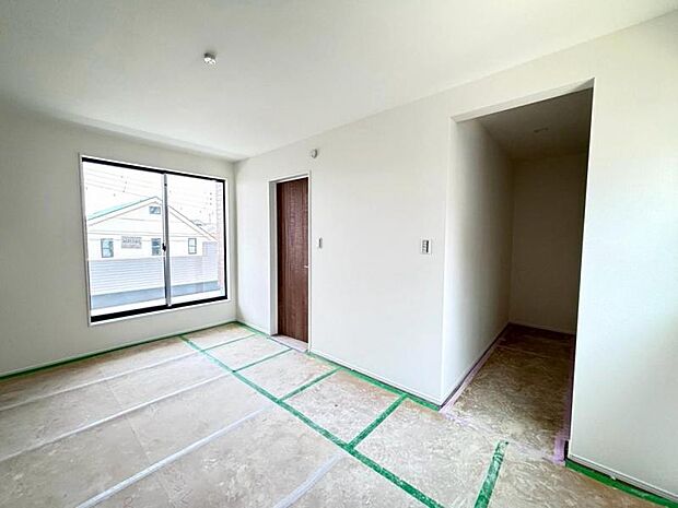 大きな窓からたっぷりと陽光が注がれる明るい空間。窓から注がれる光で家族とのコミュニケーションも明るくなりそうです。(2026年8月撮影)