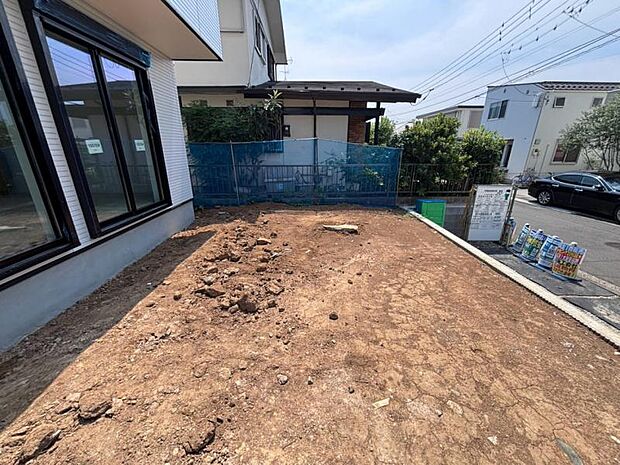 日当たり良好な庭で、ガーデニングや家庭菜園も楽しめます。(2026年8月撮影)
