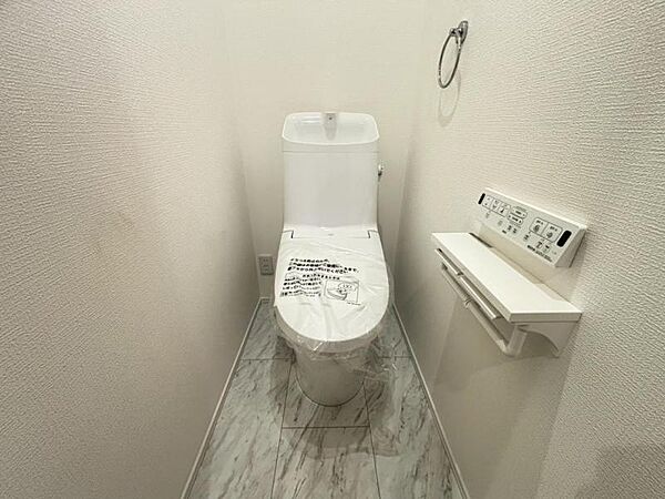 ウォシュレット付きのトイレ。落ち着いた空間で安らぎのひとときをお過ごしいただけます。
