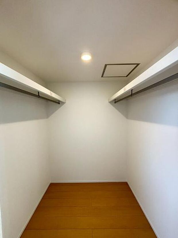 たくさんの洋服をかけることができる収納力と取り出しやすさが魅力のWIC。スーツケース、ストック品など何でも収納できる嬉しい空間です。