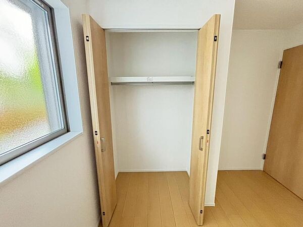 クローゼットは棚やハンガーパイプが付いており、スーツや上着などが収納可能です。