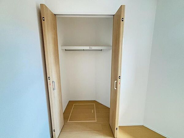 各居室にクローゼットがあり、洋服ダンスなどを置く必要がないのでお部屋を広く使えます。