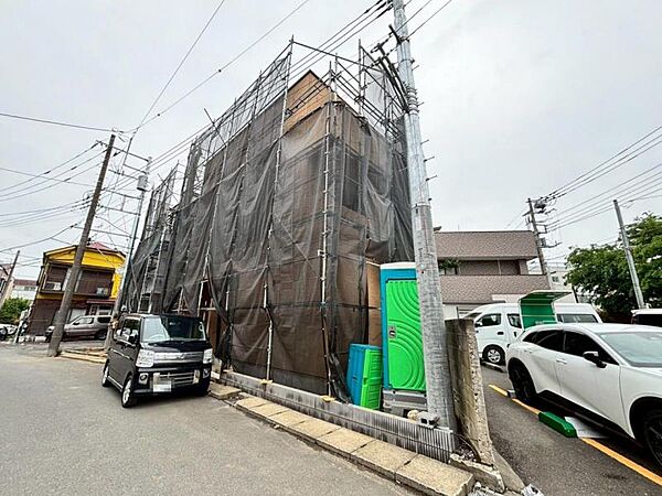 前面道路は約5.8ｍございます。毎日のお車の出し入れもストレスなく行えます。（2026年4月撮影）