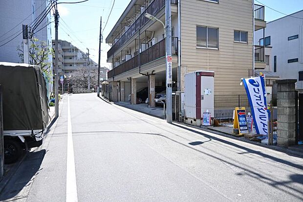 前面道路は6.3ｍございます。毎日のお車の出し入れもストレスなく行えます。