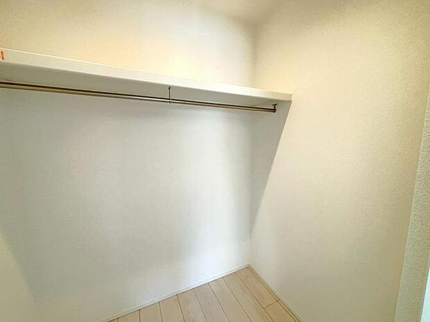 たくさんの洋服をかけることができる収納力と取り出しやすさが魅力のWIC。スーツケース、ストック品など何でも収納できる嬉しい空間です。