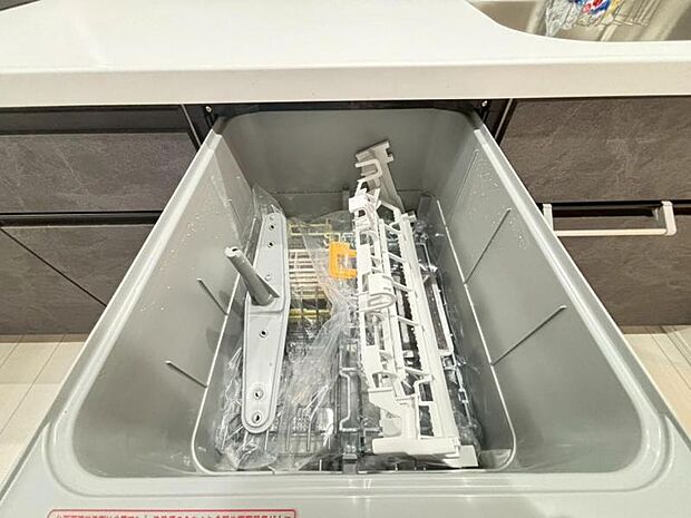 食器洗浄乾燥機　食器の後片付けに便利な食器洗浄乾燥機を標準装備。ビルトインタイプなので見た目もスッキリ、特に共働き世帯のご家族には必須品です。