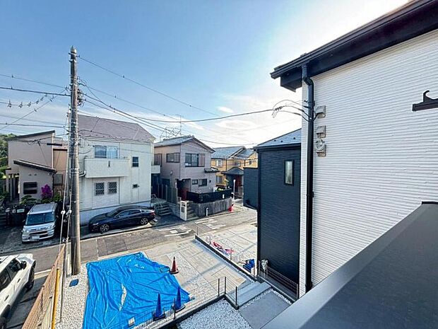 風の通り道。舞い込んでくる風が優しく躍り、室内に爽やかな空気を運んできます。