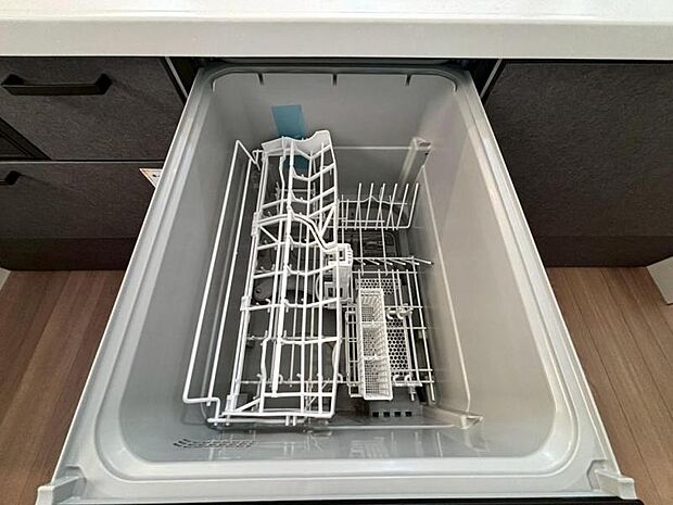 食器洗浄乾燥機を標準装備。作動中は他の家事を並行して進めることができ、家事の時短と負担軽減につながります。高温、高圧水流で洗浄するため、除菌・消臭効果が期待でき、衛生面での安心感が高まります。また、手