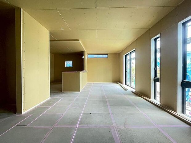 LDKは広々とした空間が広がる20.25帖。足元から温かい床暖房付き。家族みんなが過ごしやすい団らん空間を演出します。（2026年4月撮影）