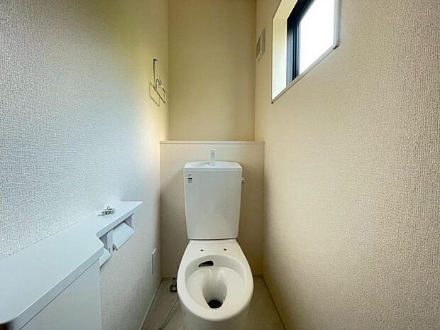 広々としたトイレ空間で、圧迫感を感じることなく快適に使用できます。