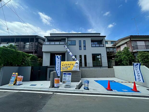 落ち着いた色合いで、周囲の街並みに馴染む外観です。