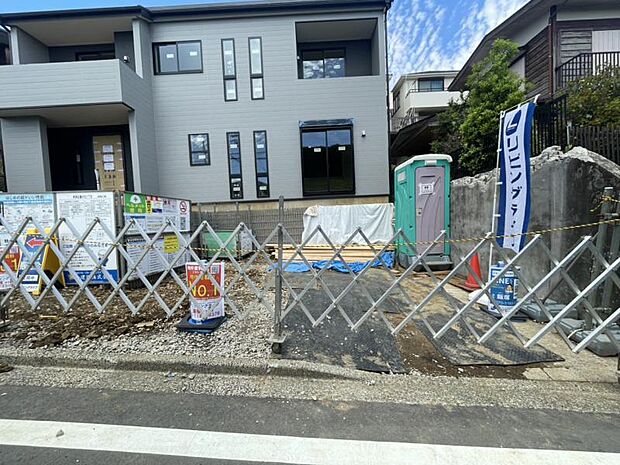 ご両親や友人・知人が訪ねてきても大丈夫。駐車スペース2台分（車種による）を確保してあります。（2026年4月撮影）