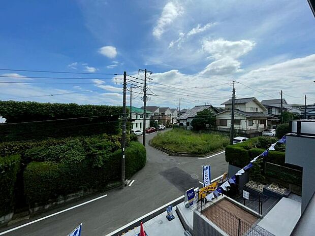 都市の美しい夜景を眺めながら、落ち着いた時間を過ごせます。