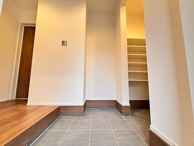 お住まいの顔となる玄関。安らぎに満ちた生活空間を予感させてくれます。