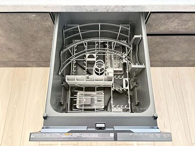 食器洗浄乾燥機を標準装備。作動中は他の家事を並行して進めることができ、家事の時短と負担軽減につながります。高温、高圧水流で洗浄するため、除菌・消臭効果が期待でき、衛生面での安心感が高まります。また、手